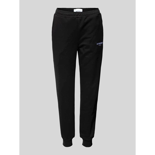 Spodnie dresowe o kroju regular fit z wyhaftowanym logo ze sklepu Peek&Cloppenburg  w kategorii Spodnie damskie - zdjęcie 172372269