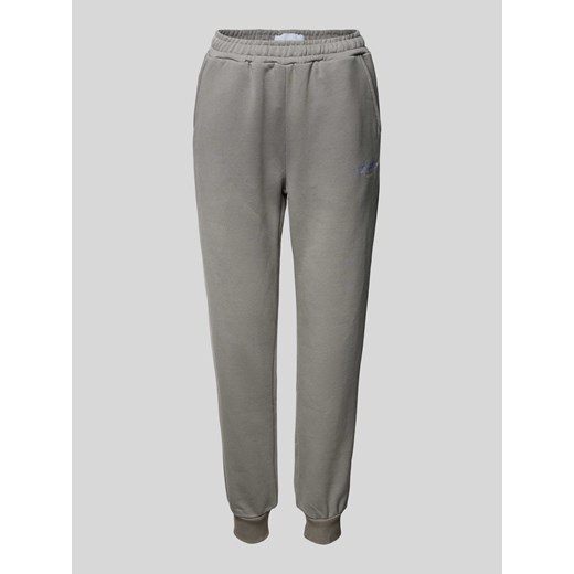 Spodnie dresowe o kroju regular fit z wyhaftowanym logo ze sklepu Peek&Cloppenburg  w kategorii Spodnie damskie - zdjęcie 172372395