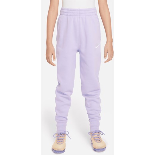 Spodnie dla dużych dzieci (dziewcząt) o wysokim stanie Nike Sportswear Club Fleece - Fiolet ze sklepu Nike poland w kategorii Spodnie dziewczęce - zdjęcie 172372547