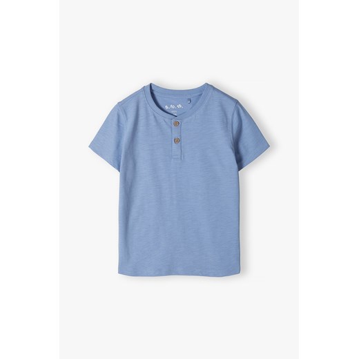 Niebieski t-shirt z brązowymi guzikami - 5.10.15. ze sklepu 5.10.15 w kategorii T-shirty chłopięce - zdjęcie 172378869