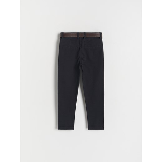 Reserved - Strukturalne spodnie chino z paskiem - czarny ze sklepu Reserved w kategorii Spodnie chłopięce - zdjęcie 172380445