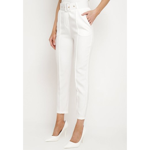 Białe Garniturowe Dopasowane Spodnie z Materiałowym Paskiem z Klamrą Kerriy ze sklepu Born2be Odzież w kategorii Spodnie damskie - zdjęcie 172386416