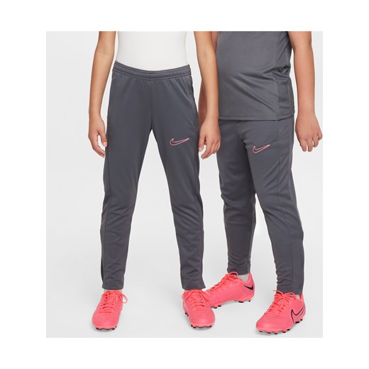 Dziecięce spodnie piłkarskie Nike Dri-FIT Academy23 - Szary ze sklepu Nike poland w kategorii Spodnie chłopięce - zdjęcie 172393308
