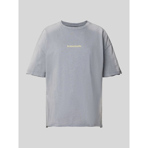 T-shirt z nadrukiem z napisem model ‘KINNA’ ze sklepu Peek&Cloppenburg  w kategorii Bluzki damskie - zdjęcie 172417648