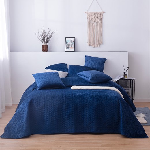 Narzuta na łóżko Silky Chic 220x240cm royal blue Dekoria One Size dekoria.pl