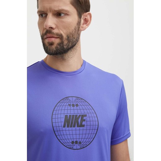 Nike t-shirt treningowy Lead Line kolor fioletowy z nadrukiem ze sklepu ANSWEAR.com w kategorii T-shirty męskie - zdjęcie 172534585