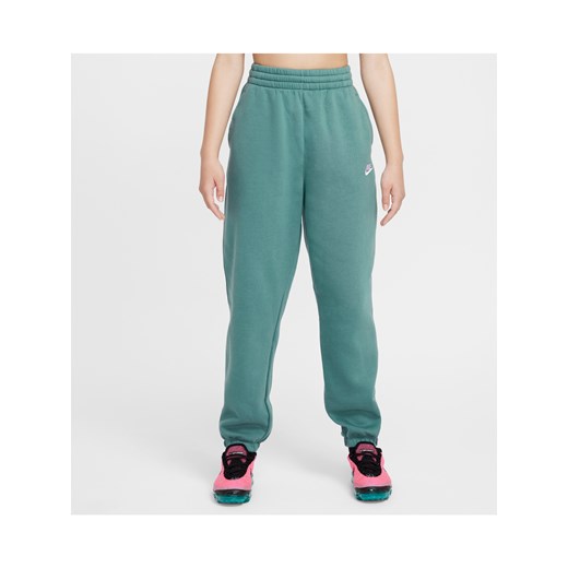 Luźne spodnie dla dużych dzieci (dziewcząt) Nike Sportswear Club Fleece - Zieleń ze sklepu Nike poland w kategorii Spodnie dziewczęce - zdjęcie 172547687