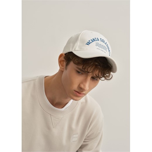 Biała czapka z daszkiem z printem Ochnik One Size okazyjna cena OCHNIK