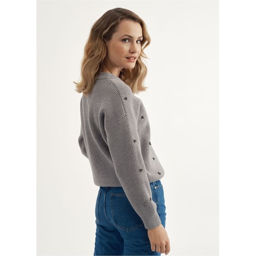 Szary sweter damski z aplikacjami Ochnik One Size promocja OCHNIK