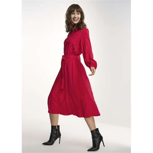 Czerwona sukienka Ochnik z długimi rękawami rozkloszowana 