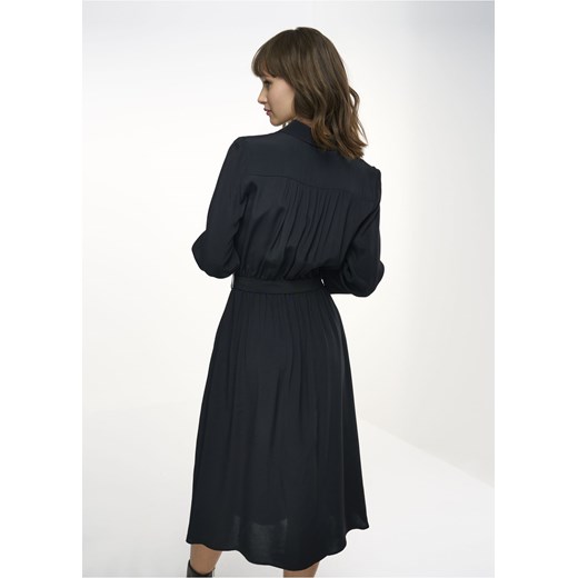 Sukienka Ochnik czarna casual z długim rękawem midi 