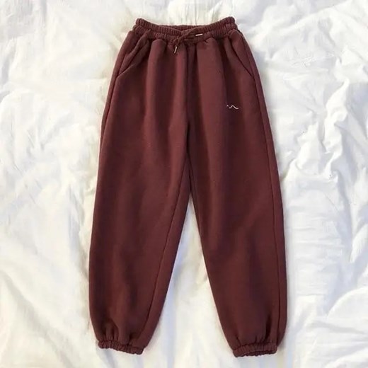 Spodnie dresowe proste - Czerwony / M ze sklepu Maybella.pl w kategorii Spodnie damskie - zdjęcie 172590428