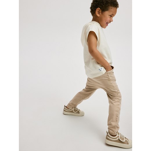 Reserved - Dresowe spodnie z efektem sprania - beżowy ze sklepu Reserved w kategorii Spodnie i półśpiochy - zdjęcie 172592169