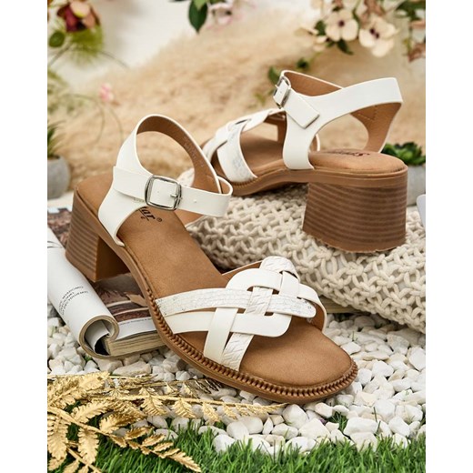 Royalfashion.pl sandały damskie na płaskiej podeszwie z klamrą białe eleganckie na lato 