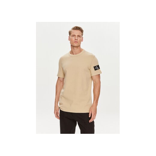 Calvin Klein Jeans T-Shirt J30J323489 Beżowy Regular Fit ze sklepu MODIVO w kategorii T-shirty męskie - zdjęcie 172598338