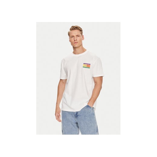 Tommy Jeans T-Shirt Summer Flag DM0DM19171 Biały Regular Fit ze sklepu MODIVO w kategorii T-shirty męskie - zdjęcie 172598999