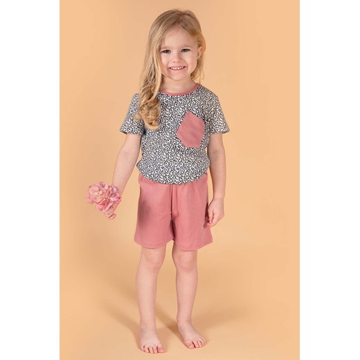 Komplet dziewczęcy t-shirt w serduszka i różowe szorty ze sklepu 5.10.15 w kategorii Komplety dziewczęce - zdjęcie 172601388