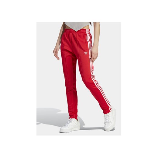 adidas Spodnie dresowe adicolor SST IK6603 Czerwony Slim Fit ze sklepu MODIVO w kategorii Spodnie damskie - zdjęcie 172602819