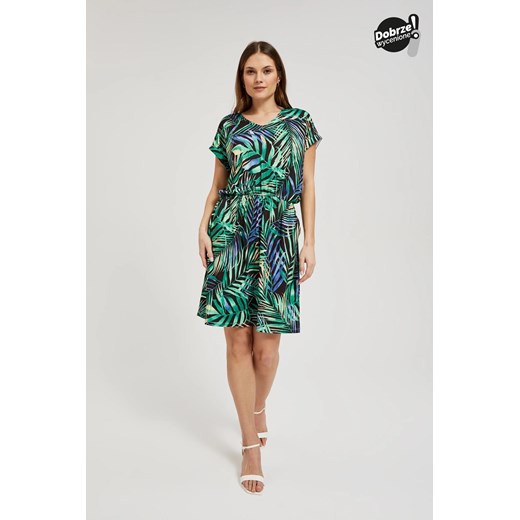 Sukienka w tropikalny wzór z wiązaniem w talii zielona ze sklepu Moodo.pl w kategorii Sukienki - zdjęcie 172606076
