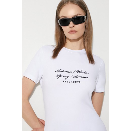 VETEMENTS t-shirt 4 Seasons Embroidered Logo Fitted T-Shirt damski kolor biały WE64TR620W ze sklepu PRM w kategorii Bluzki damskie - zdjęcie 172617629
