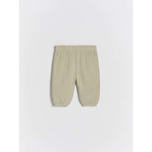 Reserved - Spodnie z bawełnianego muślinu - jasnozielony ze sklepu Reserved w kategorii Spodnie i półśpiochy - zdjęcie 172619957