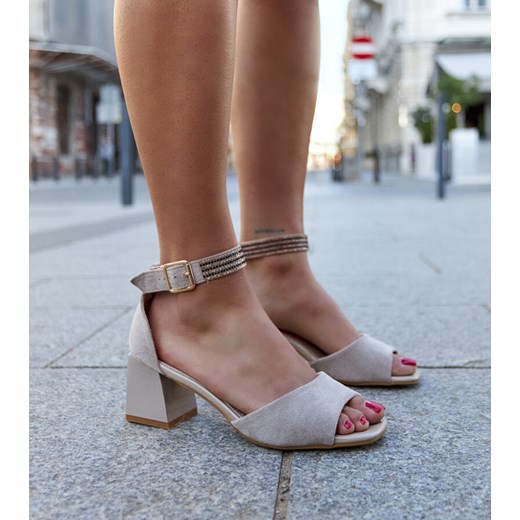 Beżowe sandały na lakierowanym słupku Athir ze sklepu gemre w kategorii Sandały damskie - zdjęcie 172624938