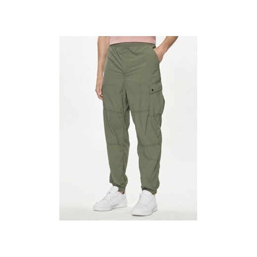Gap Spodnie materiałowe 487058-01 Zielony Relaxed Fit ze sklepu MODIVO w kategorii Spodnie męskie - zdjęcie 172637578