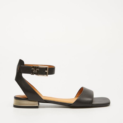 TOMMY HILFIGER TH HARDWARE FLAT SANDAL ze sklepu Symbiosis w kategorii Sandały damskie - zdjęcie 172642927