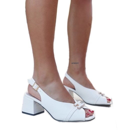 Białe sandały ze skórzaną wkładką Totana ze sklepu ButyModne.pl w kategorii Sandały damskie - zdjęcie 172648156