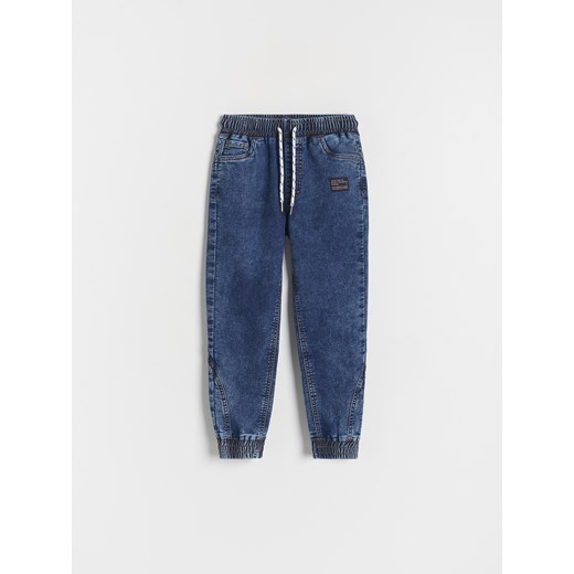 Reserved - Elastyczne jeansy jogger - granatowy ze sklepu Reserved w kategorii Spodnie chłopięce - zdjęcie 172653057