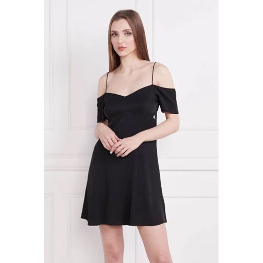 CALVIN KLEIN JEANS Sukienka OFF SHOULDER MINI ze sklepu Gomez Fashion Store w kategorii Sukienki - zdjęcie 172791105