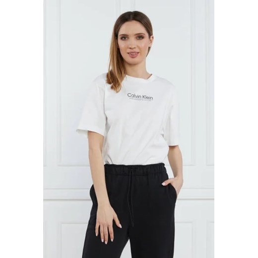 Calvin Klein T-shirt COORDINATES LOGO GRAPHIC T-SHIRT | Regular Fit ze sklepu Gomez Fashion Store w kategorii Bluzki damskie - zdjęcie 172918918
