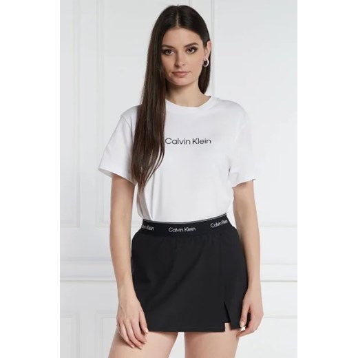 Calvin Klein T-shirt HERO LOGO | Regular Fit ze sklepu Gomez Fashion Store w kategorii Bluzki damskie - zdjęcie 172922498