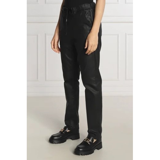 Pepe Jeans London Spodnie CARA | Relaxed fit | mid waist ze sklepu Gomez Fashion Store w kategorii Spodnie damskie - zdjęcie 172944178