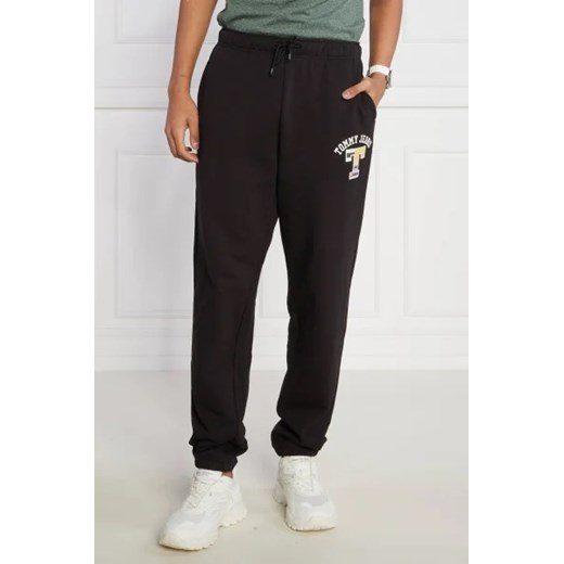 Tommy Jeans Spodnie dresowe TJM RLX LUXE GRAPHIC | Regular Fit ze sklepu Gomez Fashion Store w kategorii Spodnie męskie - zdjęcie 172948338