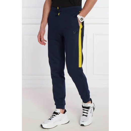 EA7 Spodnie dresowe | Regular Fit ze sklepu Gomez Fashion Store w kategorii Spodnie męskie - zdjęcie 172959678