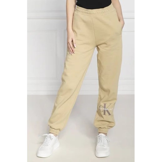 CALVIN KLEIN JEANS Spodnie dresowe ARCHIVAL MONOLOGO | Regular Fit ze sklepu Gomez Fashion Store w kategorii Spodnie damskie - zdjęcie 172966919