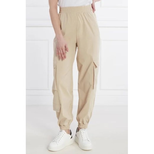 GUESS ACTIVE Spodnie cargo ARLETH | Relaxed fit ze sklepu Gomez Fashion Store w kategorii Spodnie damskie - zdjęcie 172987016