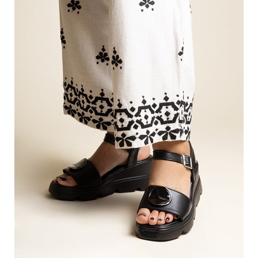 Czarne sandały na koturnie z eko skóry Maddison ze sklepu gemre w kategorii Sandały damskie - zdjęcie 173000758