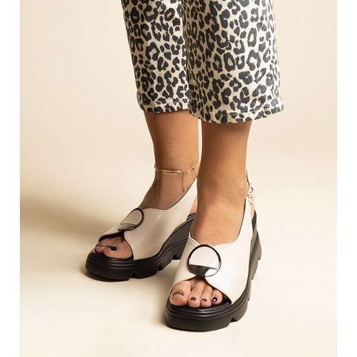 Beżowe sandały na koturnie z klamerką Bayley ze sklepu gemre w kategorii Sandały damskie - zdjęcie 173000815