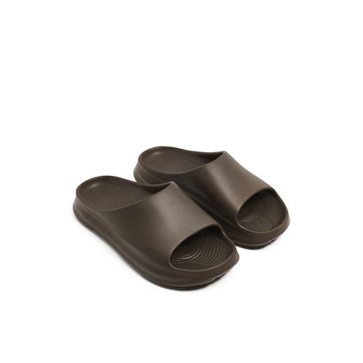 Cropp - Ciemnobrązowe klapki na grubej podeszwie - brązowy ze sklepu Cropp w kategorii Klapki męskie - zdjęcie 173011985