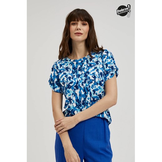 Bluzka w kwiatowym wzorem niebieska ze sklepu Moodo.pl w kategorii Bluzki damskie - zdjęcie 173014916