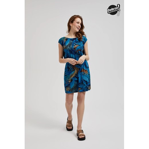 Sukienka z okrągłym dekoltem w tropikalny wzór niebieska ze sklepu Moodo.pl w kategorii Sukienki - zdjęcie 173014968
