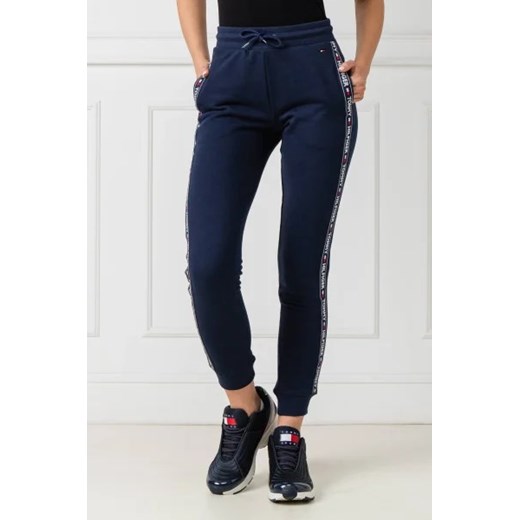 Tommy Hilfiger Spodnie dresowe Track | Regular fit ze sklepu Gomez Fashion Store w kategorii Spodnie damskie - zdjęcie 173115466