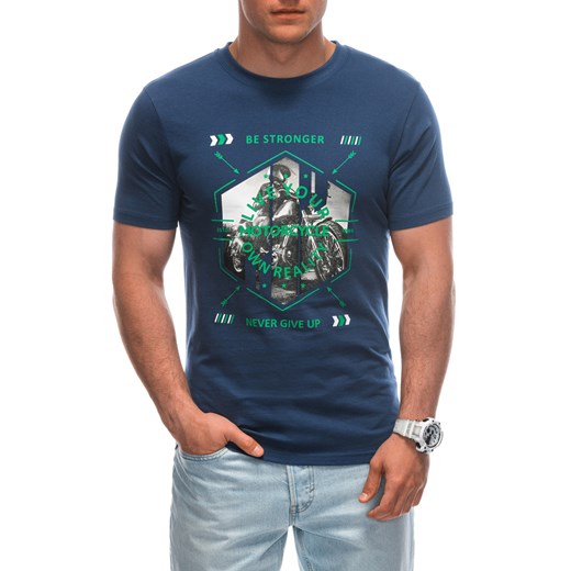 T-shirt męski z nadrukiem 1949S - granatowy ze sklepu Edoti w kategorii T-shirty męskie - zdjęcie 173128046