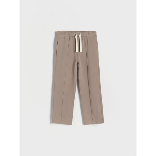 Reserved - Dresowe spodnie z przeszyciami - brązowy ze sklepu Reserved w kategorii Spodnie chłopięce - zdjęcie 173154309