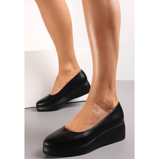 Czarne Czółenka na Niewysokim Koturnie Arrington Renee 41 renee.pl