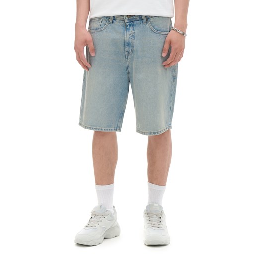 Cropp - Jasne jeansowe szorty loose - niebieski ze sklepu Cropp w kategorii Spodenki męskie - zdjęcie 173276745