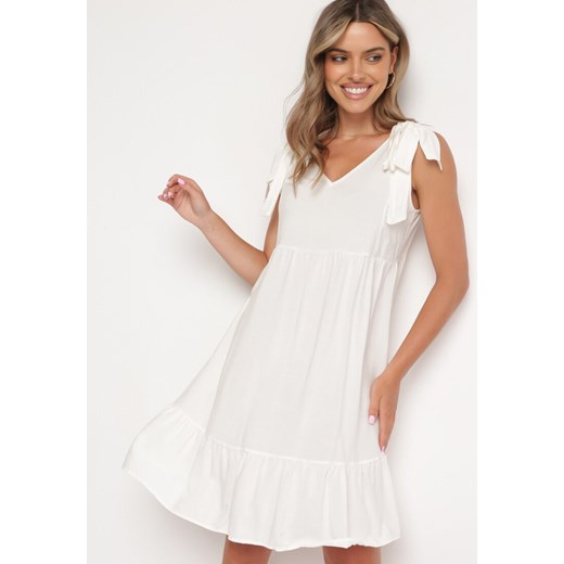 Biała Sukienka na Wiązanych Ramiączkach o Rozkloszowanym Kroju z Trójkątnym Dekoltem Tiamaty ze sklepu Born2be Odzież w kategorii Sukienki - zdjęcie 173278639