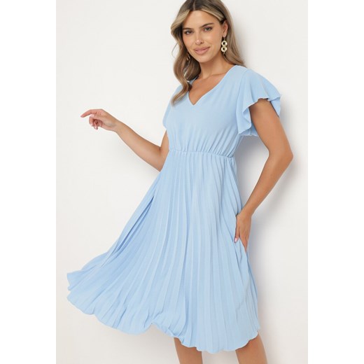 Jasnoniebieska Sukienka Plisowana o Rozkloszowanym Fasonie i Trójkątnym Dekolcie Rissara ze sklepu Born2be Odzież w kategorii Sukienki - zdjęcie 173285809
